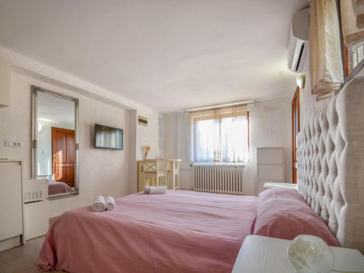 Studios Barre With Jacuzzi Ровинь Экстерьер фото