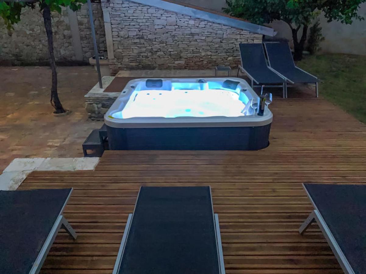 Studios Barre With Jacuzzi Ровинь Экстерьер фото
